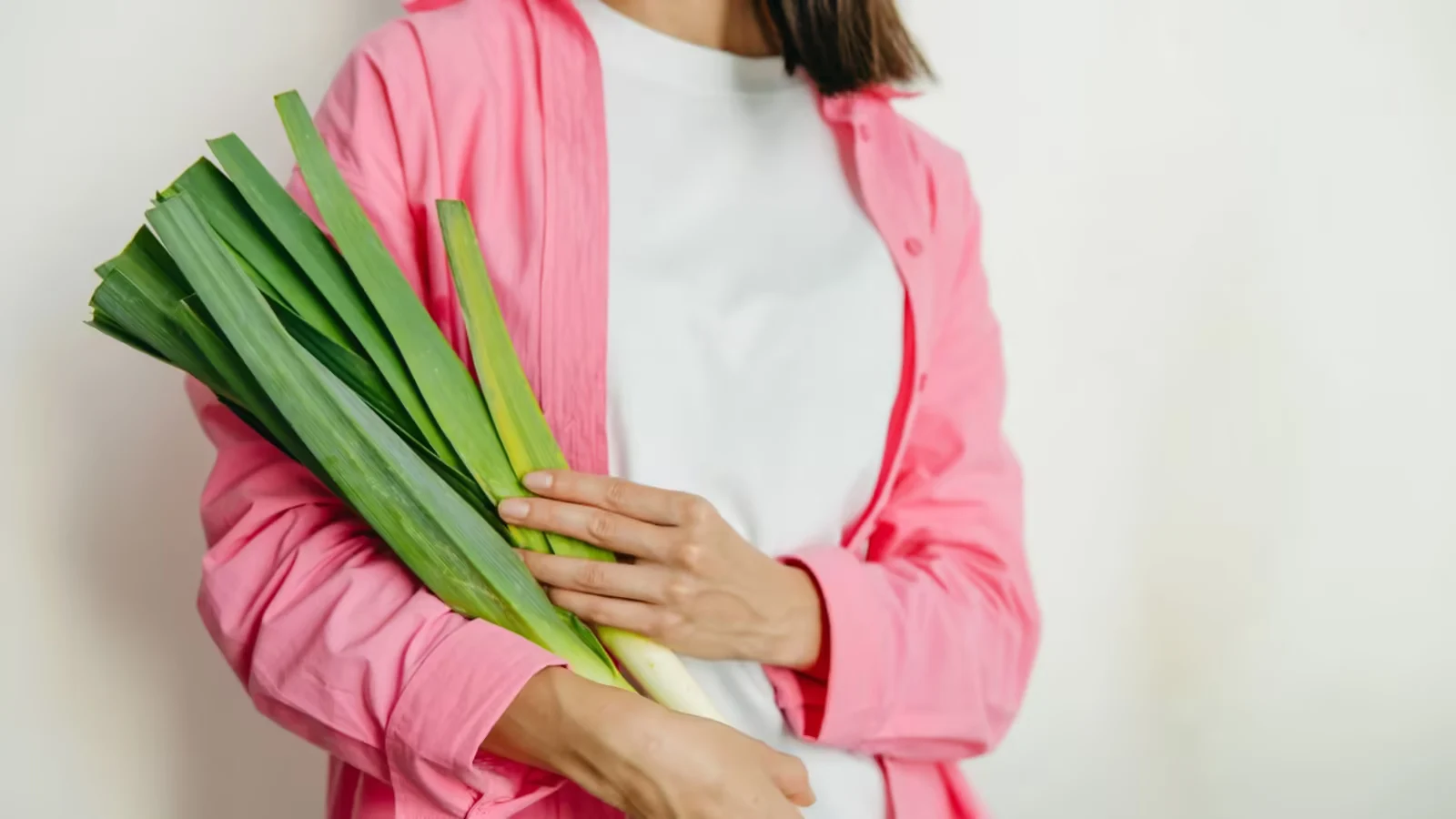 The Estrobolome: Why Your Gut Controls Whether Estrogen Leaves or Stays - foods that reduce estrogen dominance