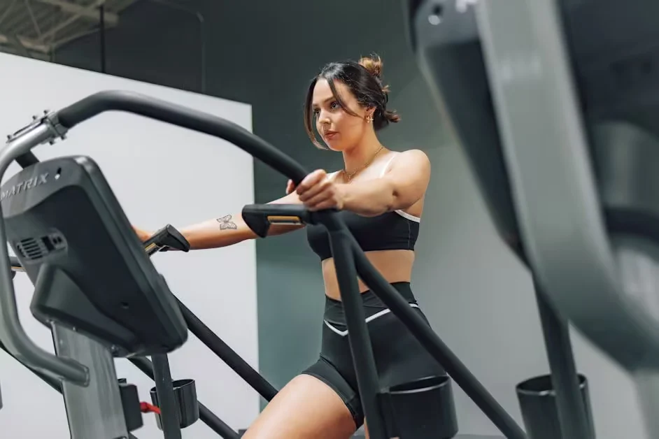 A woman using an upper body machine in a gym